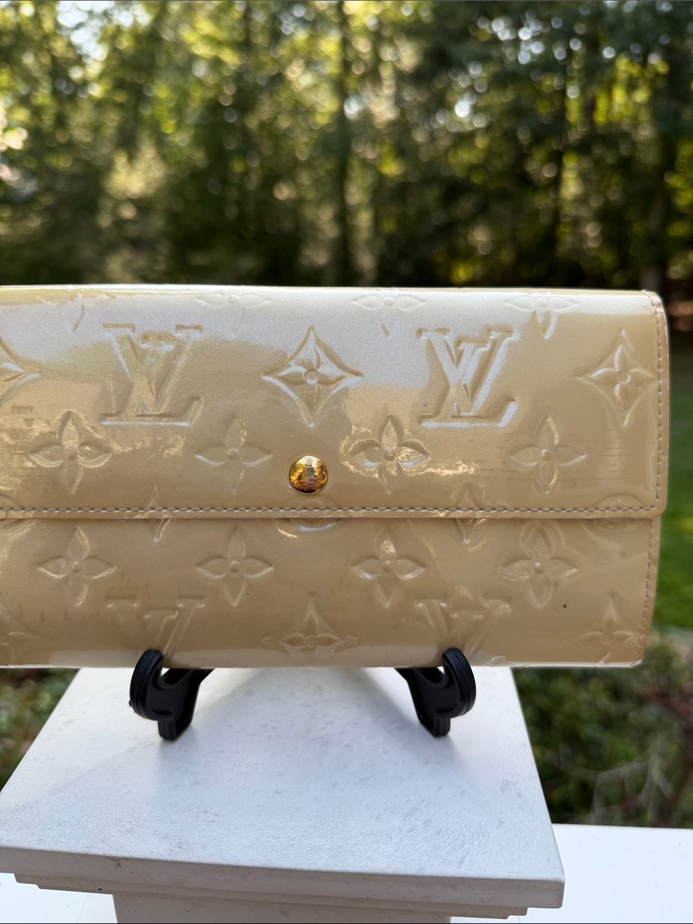 Louis Vuitton Shiny Cream Vernis Monogram Wallet with Gold Button - Picture 3 of 17